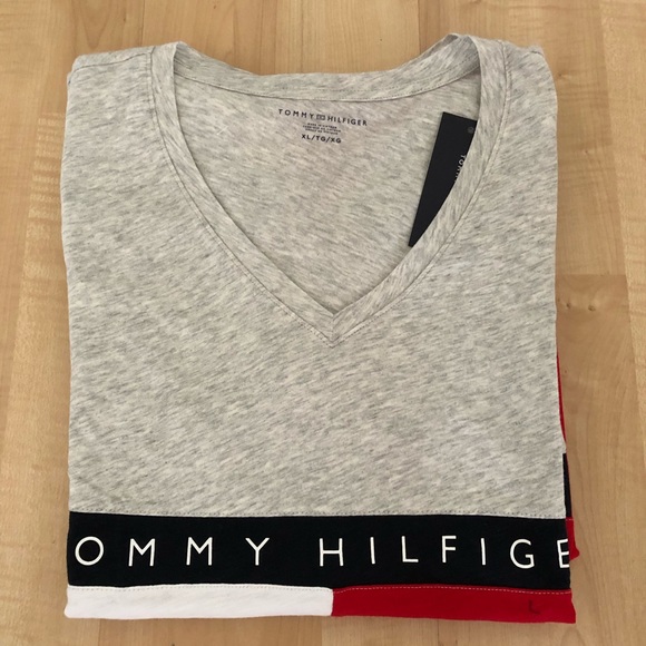 Hilfiger women’s tee shirt V neck - Picture 5 of 5